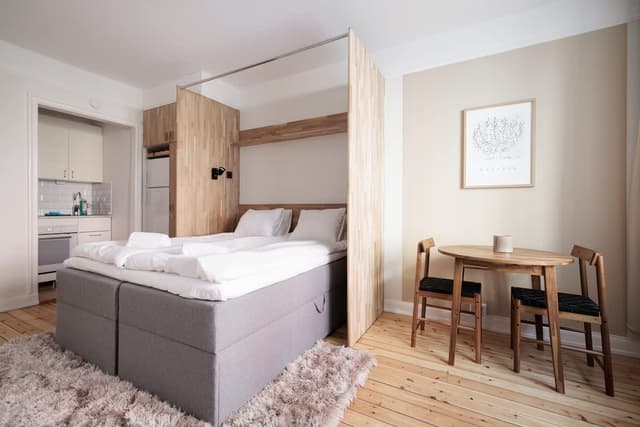 Interiör av smart studio i Vasastans historiska byggnad vid St. Eriksplan, Stockholm